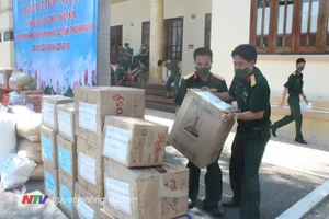 Cán bộ, nhân viên Cục Hậu cần Quân khu 4 bốc xếp hàng hóa ủng hộ TP Hồ Chí Minh chống dịch. (Ảnh: Truyền hình Nghệ An).