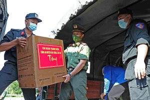 Các chiến sĩ trẻ tình nguyện của lực lượng Công an TP Hà Nội và tỉnh Lào Cai vận chuyển trang thiết bị y tế, nhu yếu phẩm hỗ trợ Thủ đô chống dịch.