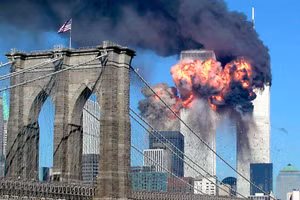 Tòa tháp thứ hai của Trung tâm Thương mại thế giới bốc cháy sau khi bị máy bay do không tặc lái đâm vào trong ngày 11/9/2001. (Ảnh: Reuters)