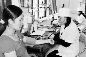 Khám bệnh ở một trạm y tế xã (tỉnh Hòa Bình).