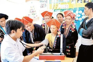 Thực hiện Ðề án 1816 - cán bộ y tế tuyến trên tăng cường về cơ sở.