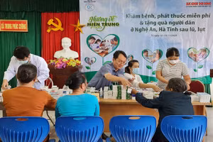 Các bác sĩ thăm khám bệnh, cấp thuốc điều trị và tặng quà miễn phí.