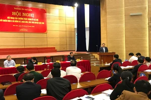 Lãnh đạo TP Hà Nội đối thoại với người dân các xã sống gần bãi rác Nam Sơn. (Ảnh: Đắc Sơn)