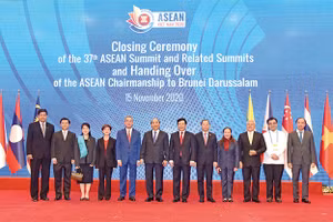  Thủ tướng Nguyễn Xuân Phúc và các đại biểu dự Lễ bế mạc Hội nghị Cấp cao ASEAN lần thứ 37. Ảnh: QUANG MINH