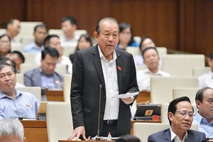 Phó Thủ tướng Thường trực Chính phủ Trương Hòa Bình trả lời câu hỏi chất vấn của đại biểu Quốc hội. Ảnh: BÙI HÙNG