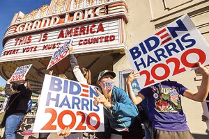 Người ủng hộ liên danh Biden - Harris ăn mừng ở Oakland. Ảnh: AP