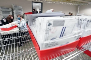 Kiểm phiếu tại TP Allentown, bang Pennsylvania. (Ảnh: AP)