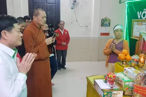 Đoàn công tác của Công đoàn CTCP nhựa Thiếu niên Tiền phong thắp hương cho liệt sĩ Lê Thế Linh tại Đông Hà.