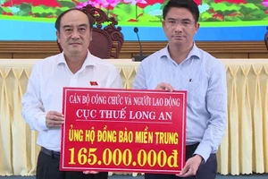 Cán bộ, công nhân viên Long An chung tay quyên góp, ủng hộ người dân miền trung.