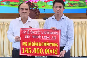 Cán bộ, công nhân viên Long An chung tay quyên góp, ủng hộ người dân miền trung.