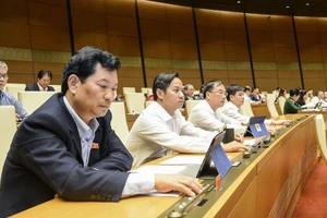 Đại biểu Quốc hội "bấm nút" biểu quyết.