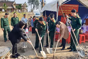 Đại diện Ban Thanh niên Quân đội và các đơn vị liên quan khởi công xây dựng nhà tặng anh Trần Hữu Diệu tại xã Lộc Thủy, huyện Lệ Thủy, tỉnh Quảng Bình.