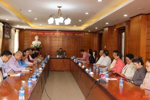 Bí thư Đảng ủy, Đại sứ Việt Nam tại Lào Nguyễn Bá Hùng phát biểu chỉ đạo hội nghị lấy ý kiến đóng góp vào các Dự thảo văn kiện.