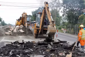 Khắc phục sự cố sạt trượt ta-luy dương tuyến Phú Yên - Gia Lai qua địa bàn các xã miền núi, huyện miền núi Đồng Xuân, tỉnh Phú Yên.