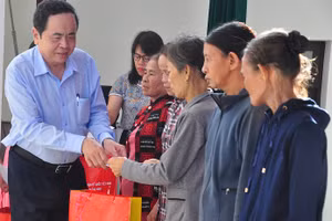 Đồng chí Trần Thanh Mẫn trao quà tặng các hộ khó khăn.