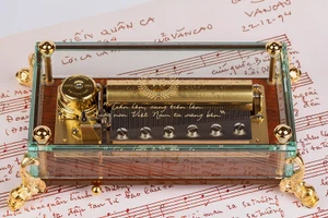 "Tiến quân ca" của nhạc sĩ Văn Cao xuất hiện trên hộp nhạc Thụy Sĩ