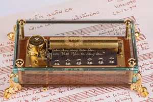 "Tiến quân ca" của nhạc sĩ Văn Cao xuất hiện trên hộp nhạc Thụy Sĩ