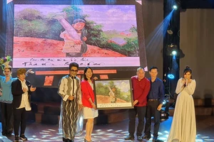 Bán đấu giá bức tranh em bé vùng cao ủng hộ người dân bị ảnh hưởng bởi dịch Covid-19.