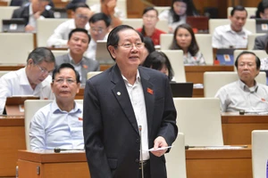 Bộ trưởng Nội vụ Lê Vĩnh Tân trả lời chất vấn tại Kỳ họp thứ 10, Quốc hội khoá XIV, ngày 9-11.