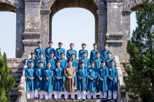 Thành phố Huế đang thử nghiệm để các cán bộ nam của ngành văn hóa mặc áo dài đi làm vào ngày thứ hai hằng tuần.