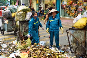 Rác thải tồn đọng tại địa bàn quận Tây Hồ.