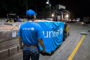 Nhân viên UNICEF đang nhận sản phẩm điều trị suy dinh dưỡng tại sân bay Nội Bài (Ảnh: UNICEF Việt Nam/Trương Việt Hùng). 