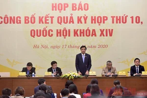 Các đồng chí chủ trì họp báo. Ảnh: NHẬT BẮC