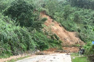 Hiện trường điểm sạt lở đất trên tuyến QL 40B, đoạn qua xã Trà Tân.