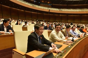 Đại biểu Quốc hội biểu quyết thông qua Nghị quyết về Kế hoạch phát triển kinh tế - xã hội năm 2021, sáng 11-11. Ảnh: DUY LINH