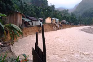 Nhiều ngôi nhà ở thôn 2, xã Trà Leng sạt lở nghiêm trọng.