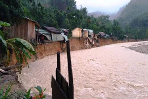 Nhiều ngôi nhà ở thôn 2, xã Trà Leng sạt lở nghiêm trọng.