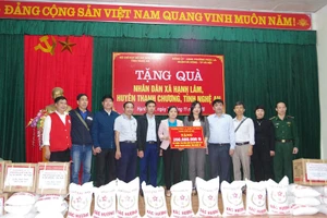 Đoàn tặng quà cho người dân xã Hạnh Lâm, huyện Thanh Chương