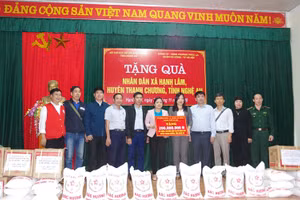 Đoàn tặng quà cho người dân xã Hạnh Lâm, huyện Thanh Chương