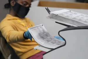 Nhân viên bầu cử xử lý phiếu bầu qua thư tại TP Las Vegas, bang Nevada, ngày 5-11. (Ảnh: AP)