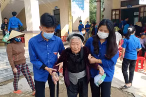 Hoạt động khám và cấp thuốc cho người dân vùng lũ được tiến hành kịp thời, mang lại hiệu quả thiết thực