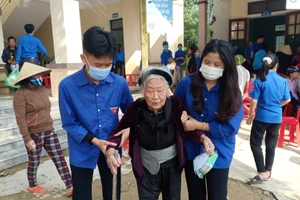 Hoạt động khám và cấp thuốc cho người dân vùng lũ được tiến hành kịp thời, mang lại hiệu quả thiết thực