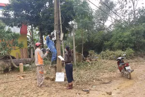 Điện Lực Thanh Chương huy động nhân lực, tập trung thay hơn 400 công tơ điện bị ngập trong lũ ở xã Thanh Mỹ.