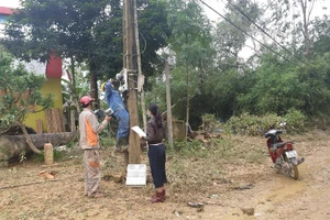 Điện Lực Thanh Chương huy động nhân lực, tập trung thay hơn 400 công tơ điện bị ngập trong lũ ở xã Thanh Mỹ.