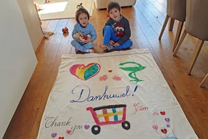 Các con của chị Thanh cùng mẹ làm băng-rôn bằng ba thứ tiếng Hà Lan - Việt Nam - Anh, cảm ơn những người đang ngày đêm nỗ lực cứu chữa bệnh nhân, phục vụ cộng đồng.