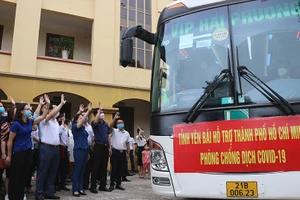 Lãnh đạo tỉnh Yên Bái và ngành Y tế chia tay các thành viên Đoàn công tác lên đường hỗ trợ TP Hồ Chí Minh. Ảnh: Việt Dũng - TTXVN