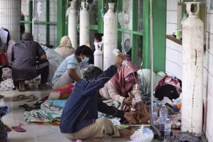 Người bệnh nằm ở hành lang bệnh viện tại Đông Java, Indonesia, ngày 9/7. (Ảnh: AP)