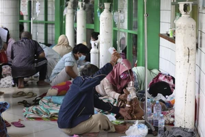 Người bệnh nằm ở hành lang bệnh viện tại Đông Java, Indonesia, ngày 9/7. (Ảnh: AP)