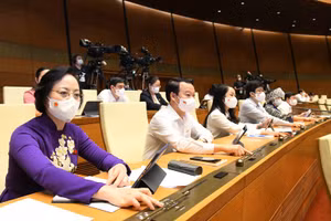 Đại biểu Quốc hội tham gia biểu quyết tại Kỳ họp thứ nhất, Quốc hội khoá XV. Ảnh: QUANG HOÀNG