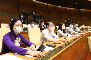 Đại biểu Quốc hội tham gia biểu quyết tại Kỳ họp thứ nhất, Quốc hội khoá XV. Ảnh: QUANG HOÀNG