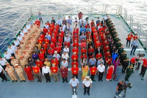 Toàn đoàn làm lễ tưởng niệm các liệt sĩ hy sinh trên đảo Gạc Ma.