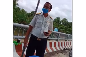 Ông Trần Khởi Nghĩa không chấp hành Chỉ thị 16. (Ảnh cắt từ clip lực lượng phòng, chống dịch Covid-19 huyện Châu Thành)