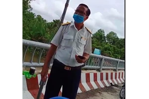 Ông Trần Khởi Nghĩa không chấp hành Chỉ thị 16. (Ảnh cắt từ clip lực lượng phòng, chống dịch Covid-19 huyện Châu Thành)