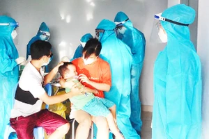 Gia đình anh Dũng, chị Hằng đi lấy mẫu xét nghiệm tại chung cư.