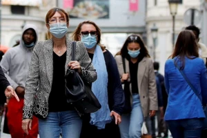 Người dân đeo khẩu trang đi bộ tại một đường phố ở Paris, Pháp, ngày 27/5/2021. (Ảnh minh họa: Reuters)