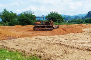 San lấp mặt bằng khu tái định cư xã Thạch Hóa, huyện Tuyên Hóa (ảnh chụp ngày 6/4).